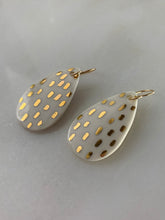 Load image into Gallery viewer, Ynés Spotted Gold Earrings