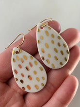 Load image into Gallery viewer, Ynés Spotted Gold Earrings