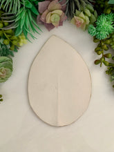 Load image into Gallery viewer, Gold Trim Hydrangea Leaf Porcelain Dish