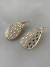 Load image into Gallery viewer, Ynés Spotted Gold Earrings
