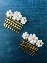 Load image into Gallery viewer, Porcelain Daisy Hair Comb
